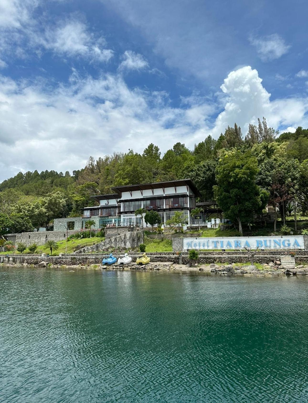 Tiara Bunga Hotel & Villa Balige Eksteriør bilde